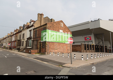 Strada Lothair vuota si siede dietro il LFC cavalletto principale. Un banner che pubblicizza il 'Anfield Village Rockfield Area di rigenerazione". Foto Stock