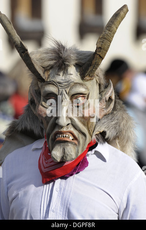 Storica maschera in legno a carnevale in Baviera Foto Stock