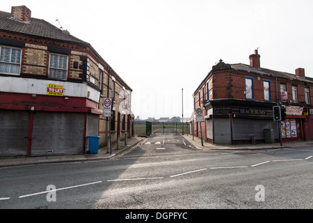 Saliti a bordo-negozi su Walton Breck strada dietro l'estremità Kop di Liverpool FC's Stadium. Foto Stock