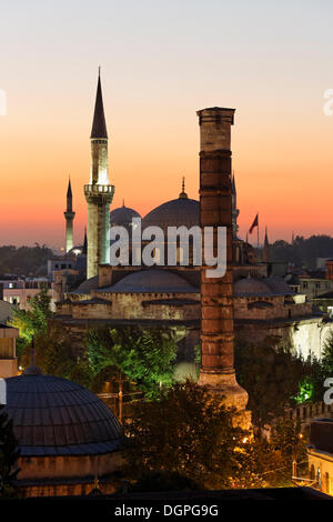 Atik Ali Pasha moschea e la Colonna di Costantino, Cemberlitas, Istanbul, Turchia, Europa Foto Stock