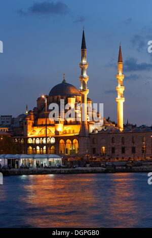 Nuova Moschea, Yeni Cami, Golden Horn, Eminönü, Istanbul, parte europea, Turchia, Europa PublicGround Foto Stock