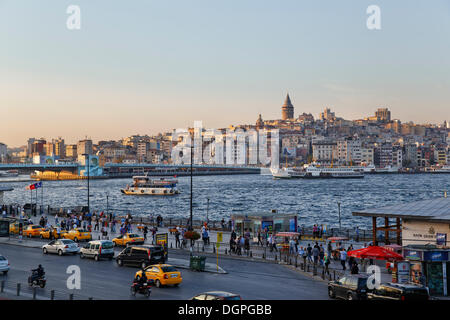 Golden Horn, Torre Galata in Beyoglu, Ponte Galata, vista da Eminönü, Istanbul, parte europea, Turchia, Europa PublicGround Foto Stock