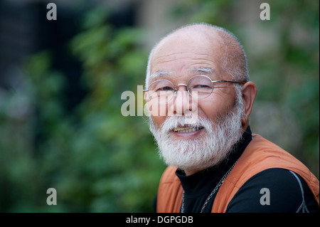 Close up di senior uomo sorridente, ritratto Foto Stock