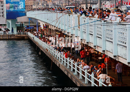 I pescatori e i ristoranti sul Ponte di Galata, Golden Horn, Istanbul, parte europea, Turchia, Europa PublicGround Foto Stock