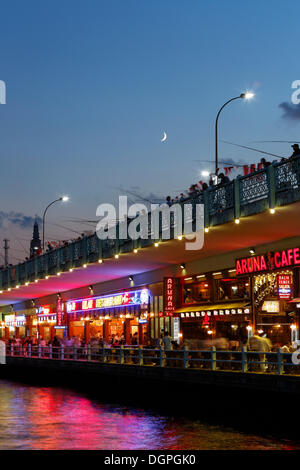 I pescatori e i ristoranti sul Ponte di Galata, Golden Horn, Istanbul, parte europea, Turchia, Europa PublicGround Foto Stock