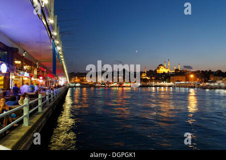 Il Ponte di Galata, Golden Horn, la Moschea Sueleymaniye e Rustem Pasha moschea sul retro, Istanbul, parte europea, Turchia Foto Stock