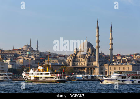 Nuova Moschea, Yeni Cami, Eminoenue al porto dei traghetti, Golden Horn, la Moschea Nuruosmaniye sul retro a sinistra, Istanbul Foto Stock