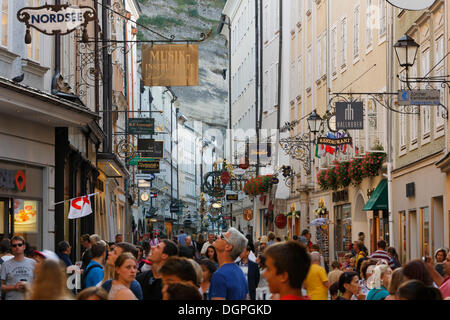 Getreidegasse street, quartiere storico di Salisburgo, Austria, Europa PublicGround Foto Stock