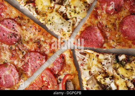 Cinque diverse fette di pizza Foto Stock