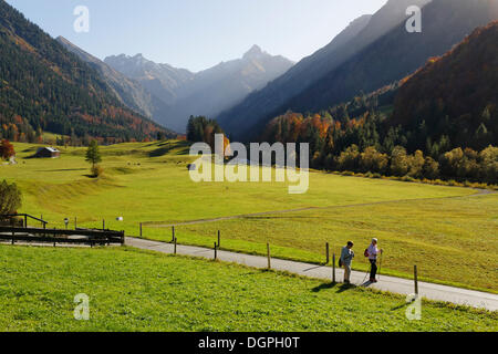 Trettach Valley con Maedelegabel montagna, Allgaeu Alpi, Oberstdorf, Oberallgäu, Algovia, Svevia, Baviera, Germania Foto Stock