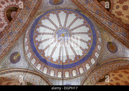 Vista interna, cupola, Moschea blu Sultan Ahmed o Moschea Sultanahmet Camii, Istanbul, parte europea, Provincia di Istanbul Foto Stock