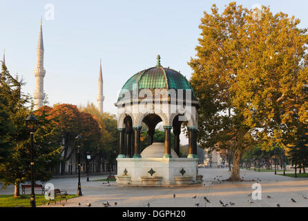 Fontana di tedesco nell'ippodromo o At Meydani square, minareti di Sultan Ahmed moschea, Istanbul, lato europeo Foto Stock