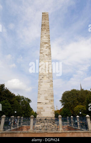 Obelisco di Costantino VII Porphyrogenitus nell'ippodromo o At Meydani Square, Istanbul, parte europea, Provincia di Istanbul Foto Stock