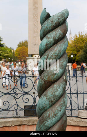 La Colonna a serpentina, nella parte posteriore l'Obelisco di Thutmosis III, l'ippodromo o At Meydani Square, Istanbul, lato europeo Foto Stock