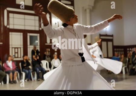 Dervisci Rotanti ballare il Sema, una danza Dervish, Sirkeci stazione ferroviaria, Istanbul, Turchia, Europa, Istanbul Foto Stock