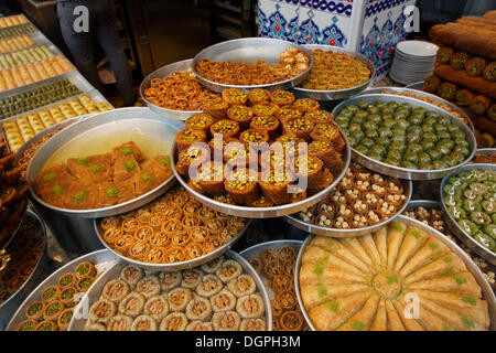 Il Baklava e altri dolciumi turchi nella vetrina del negozio di Hafiz Mustafa, Istanbul, Turchia, Europa, Istanbul, Provincia di Istanbul Foto Stock