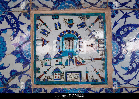 Piastrelle ceramiche di Iznik, Rüstem Pasha moschea, Eminönü, Istanbul, parte europea, Provincia di Istanbul, Turchia, lato europeo Foto Stock