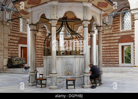 Cortile con un Sadirvan, una fontana per le abluzioni rituali, Laleli Camii, Tulipani moschea, centro storico, Laleli, Istanbul Foto Stock