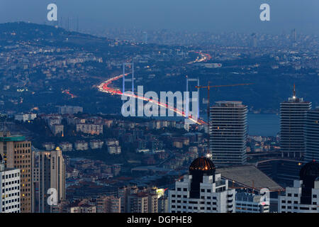 Vista da Istanbul Sapphire oltre il quartiere finanziario e il Ponte sul Bosforo, verso la sezione asiatica al crepuscolo, Levent Foto Stock