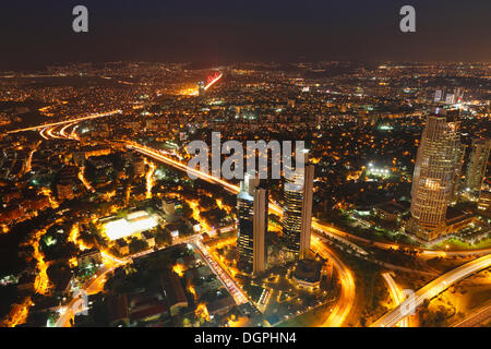 Vista da Istanbul Sapphire oltre il quartiere finanziario e il Bosforo di notte, Levent, Besiktas, Istanbul, lato europeo Foto Stock