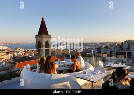 Vista da 360-ristorante campanile della Basilica di Sant'Antonio, sul Bosforo, quartiere di Sultanahmet e il Golden Horn Foto Stock
