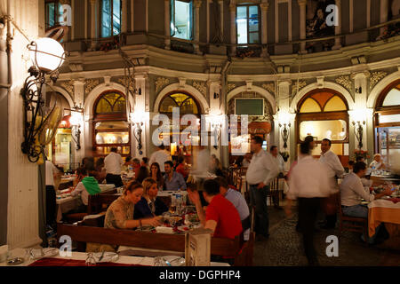 Ristoranti a La Cité de Pera arcade, anche noto come passaggio di fiori o Cicek Pasaji, Beyoğlu, Istanbul, lato europeo Foto Stock
