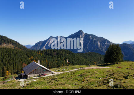 Postalmhuette hut sul Postalm pascolo alpino con Rinnkogel montagna, Postalm, Postalm, Strobl, Salzkammergut, Stato di Salisburgo Foto Stock