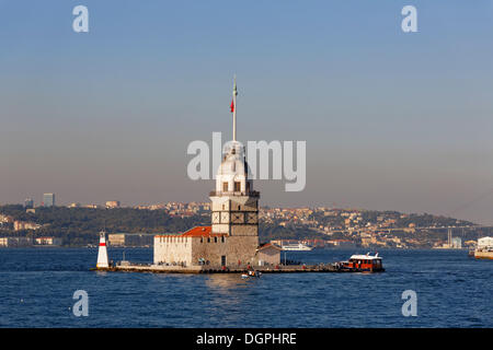 Maiden's Tower, Kiz Kulesi, sul Bosforo, Ciragan Palace sul retro, Istanbul, asiatici e europei, Provincia di Istanbul, Turchia Foto Stock