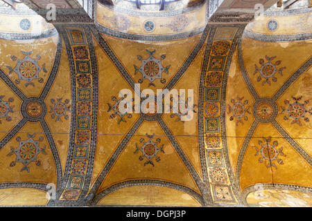 Mosaico bizantino nella volta del nartece, Hagia Sophia, Sultanahmet, Istanbul, parte europea, Provincia di Istanbul, Turchia Foto Stock