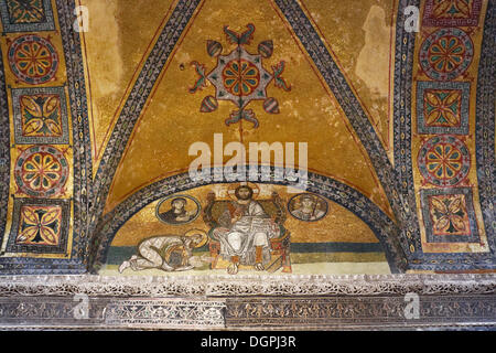 Mosaico bizantino di Gesù su di un trono con il inginocchiato imperatore Leone vi nel nartece, Hagia Sophia, Sultanahmet, Istanbul Foto Stock