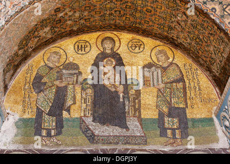 Mosaico bizantino della Vergine Maria tra Giustiniano e Costantino con il simbolo di Costantinopoli Foto Stock
