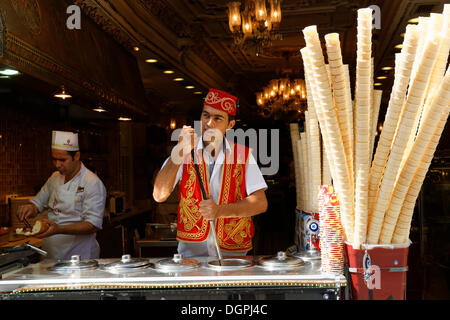 Ice Cream venditore in Istiklal Caddesi, Istiklal Caddesi, Beyoglu, Istanbul, Provincia di Istanbul, Turchia Foto Stock