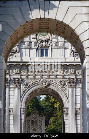 Hazine-ho Hassa, cancello del tesoro del palazzo Dolmabahçe, Dolmabahçe Sarayi, Beşiktaş, Istanbul, lato europeo Foto Stock