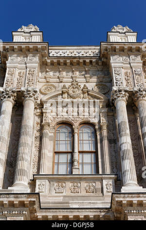 Particolare della facciata di Palazzo Dolmabahçe, Dolmabahçe Sarayi, Beşiktaş, Istanbul, parte europea, Provincia di Istanbul, Turchia Foto Stock