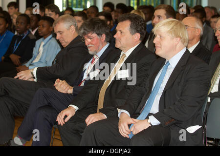 Londra Greenwich, 24 OTTOBRE 2013 IL REGNO UNITO. S.a.r. il principe Andréj il Duca di York apre un nuovo collegio tecnico presso l'università Collegio Tecnico nel Royal Borough of Greenwich che assicurerà le attività di ingegneria e costruzione skills per 14-18 anni gli studenti finalizzate ad accrescere le loro prospettive di lavoro. È stato affiancato dal sindaco di Londra Boris Johnson e Cllr Chris Roberts e signore Baker fondatore del panettiere Dearin fiducia Foto Stock