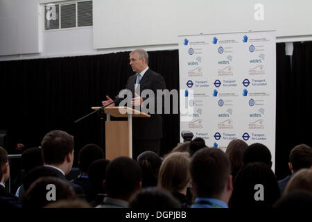 Londra Greenwich, 24 OTTOBRE 2013 IL REGNO UNITO. S.a.r. il principe Andréj il Duca di York apre un nuovo collegio tecnico presso l'università Collegio Tecnico nel Royal Borough of Greenwich che assicurerà le attività di ingegneria e costruzione skills per 14-18 anni gli studenti finalizzate ad accrescere le loro prospettive di lavoro. È stato affiancato dal sindaco di Londra Boris Johnson e Cllr Chris Roberts e signore Baker fondatore del panettiere Dearin fiducia Foto Stock