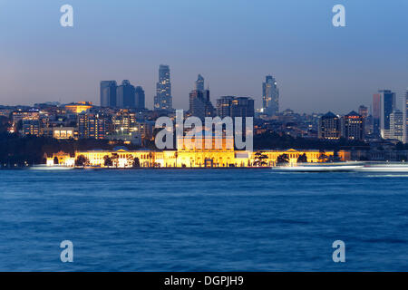 Palazzo Dolmabahce e grattacieli di Sisli, sul Bosforo, visto da Ueskuedar, Üsküdar, Sisli, Istanbul, asiatici ed europei Foto Stock