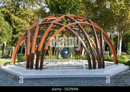 La scultura di fronte al museo di Istanbul per la storia della scienza e della tecnologia in Islam Gülhane-Park, Gülhane Park Foto Stock