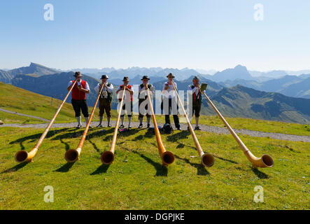 I giocatori alphorn, Diedamskopf, Schoppernau, Bregenzerwald, Bregenzer Wald, Vorarlberg, Austria Foto Stock