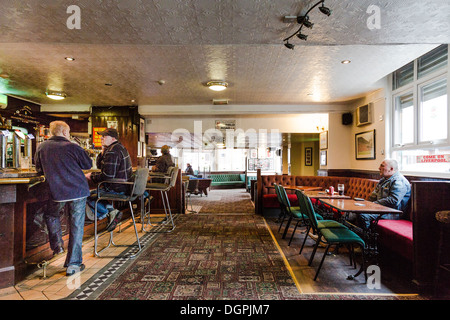 I clienti nel parco casa pubica di fronte alla Kop, Anfield, Liverpool, Regno Unito. La zona è destinata alla riconversione da LFC. Foto Stock