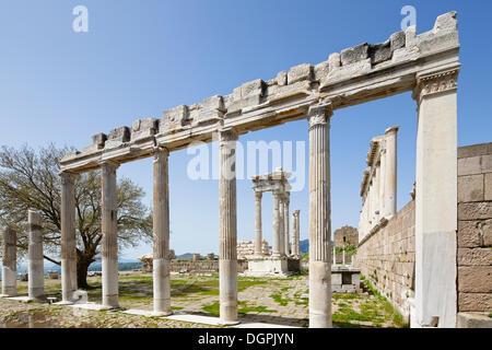 Trajaneum, Traiano tempio, Acropolis, Pergamon, Manisa Provincia, Regione del Mar Egeo, Turchia Foto Stock