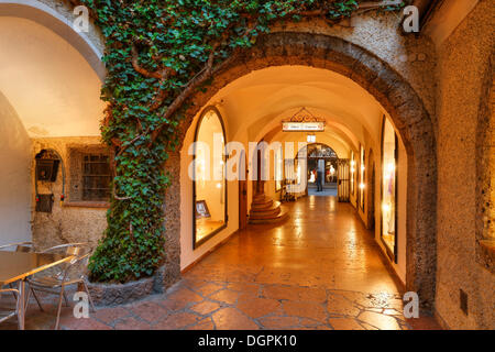 Strada transitabile su Getreidegasse vicolo, Getreidegasse, il centro storico di Salisburgo, Stato di Salisburgo, Austria Foto Stock