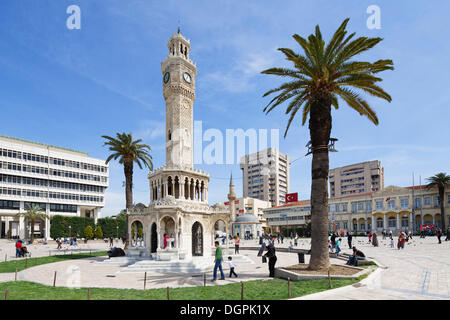 La Torre dell'orologio di Saat Kulesi e Konak moschea, su Konak Meydani piazza Konak, Izmir, İzmir Provincia, Regione del Mar Egeo, Turchia Foto Stock