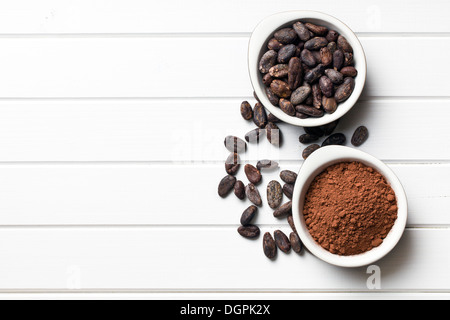 Vista superiore delle fave di cacao e polvere di cacao in ciotole Foto Stock