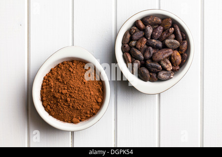 Vista superiore delle fave di cacao e polvere di cacao in ciotole Foto Stock