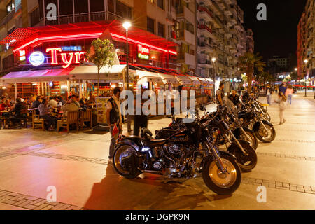 Motocicli di fronte ad un ristorante, Alsancak Izmir, İzmir, Provincia, Regione del Mar Egeo, Turchia Foto Stock