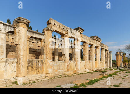Latrine, antica città di Hierapolis, Hierapolis, nei pressi di Pamukkale, Denizli Provincia, Regione del Mar Egeo, Turchia Foto Stock