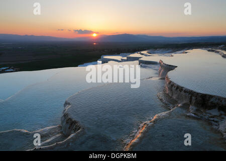 Terrazze di travertino di Pamukkale, atmosfera serale, tramonto, Pamukkale, Denizli Provincia, Regione del Mar Egeo, Turchia Foto Stock