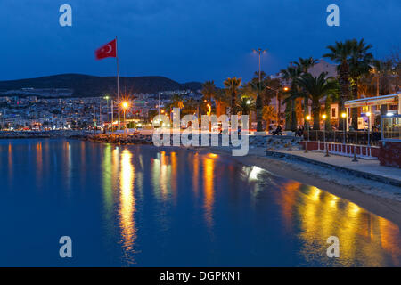 Lungomare illuminato a Kusadasi all'imbrunire, Kuşadası, Aydin provincia, regione del Mar Egeo, Turchia Foto Stock