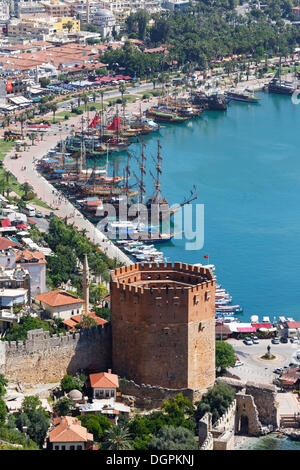 Centro storico della città di Alanya con il porto e Kızıl Kule o Torre Rossa, vista dalla collina del castello, Alanya, Riviera turca Foto Stock